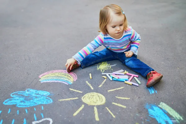 Entzückende Kleinkind Zeichnung Mit Bunten Kreiden Auf Asphalt Outdoor Aktivitäten — Stockfoto
