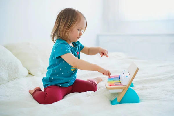 Schattig Klein Meisje Dat Thuis Speelgoedpiano Speelt Kleuterscholen Kleuterscholen Creatieve — Stockfoto