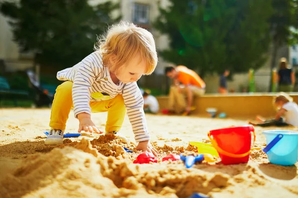 Schattig Meisje Speelplaats Zandbak Peuter Spelen Met Zand Mallen Het — Stockfoto