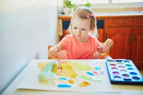 Entzückende Kleine Mädchen Zeichnen Mit Bunten Aquarellfarben Hause Kindergarten Oder — Stockfoto