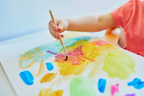 Mädchen Malen Mit Bunten Aquarellfarben Hause Kindergarten Oder Vorschulalter Kreative — Stockfoto