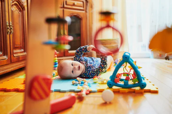 小女孩在地板上玩玩具 快乐健康的孩子在家里 — 图库照片