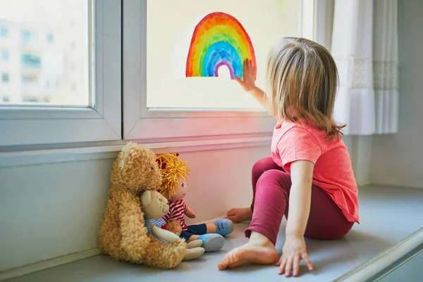 Очаровательная Малышка Прикрепляет Радужный Рисунок Оконному Стеклу Знак Надежды Творческие — стоковое фото