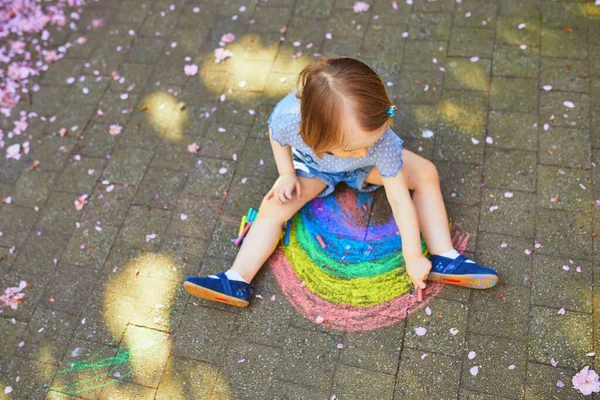 Entzückendes Kleinkind Das Regenbogen Mit Bunten Kreiden Auf Asphalt Zeichnet — Stockfoto