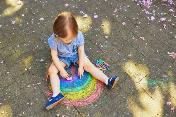 Entzückendes Kleinkind Das Regenbogen Mit Bunten Kreiden Auf Asphalt Zeichnet — Stockfoto