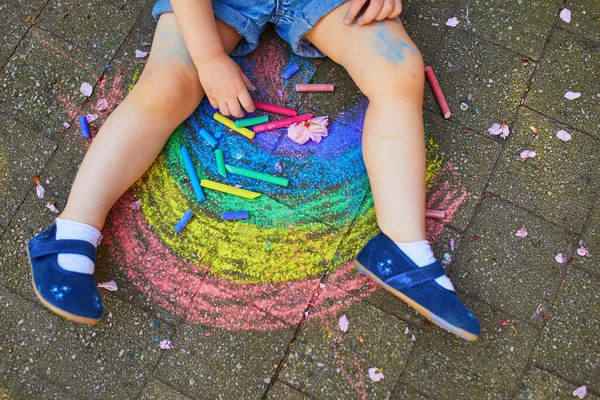 Kleinkind Malt Regenbogen Mit Bunten Kreiden Auf Asphalt Outdoor Aktivitäten — Stockfoto