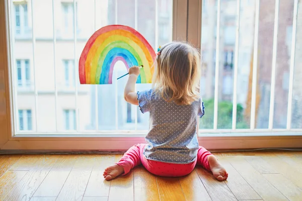 Förtjusande Barn Flicka Måla Regnbåge Fönsterglaset Som Tecken Hopp Kreativa — Stockfoto