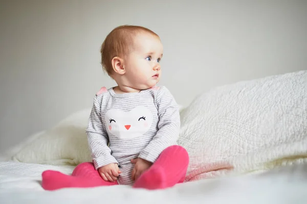 Flickan Sitter Sängen Glad Frisk Liten Barn Hemma Spädbarn Solig — Stockfoto