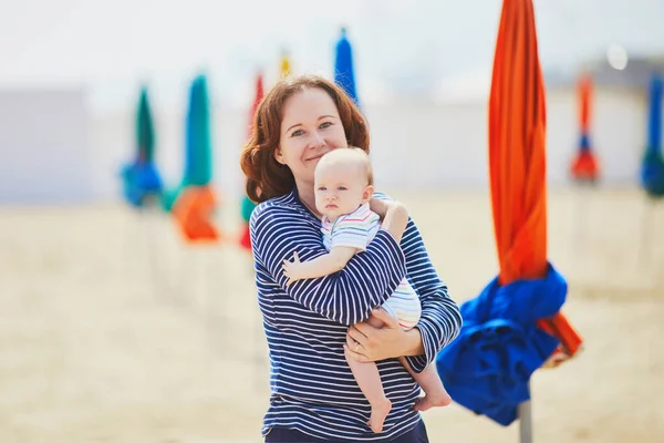 Мать Ребенок Пляже Мама Малышка Веселятся Вместе Довиле Нормандия Франция — стоковое фото