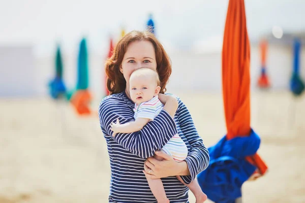 Ung Mor Förenas Med Sin Bedårande Dotter Kvinna Och Liten — Stockfoto