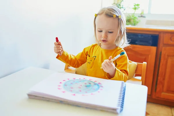 Adorabile Bambina Che Disegna Coronavirus Con Colorate Vernici Aquarelle Casa — Foto Stock