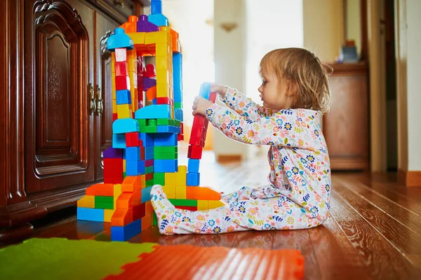 Очаровательная Девочка Пижаме Сидит Полу Играет Красочными Строительными Блоками — стоковое фото
