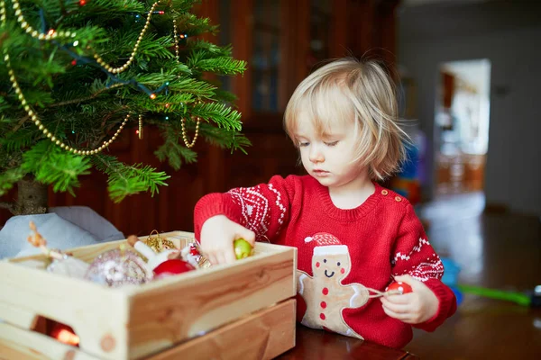 Adorable Niña Pequeña Con Jersey Navideño Decorando Árbol Navidad Celebración — Foto de Stock