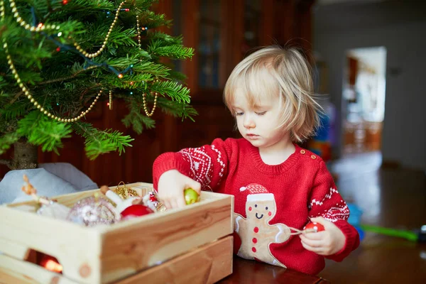 Adorable Petite Fille Tout Petit Portant Pull Vacances Décorant Arbre — Photo