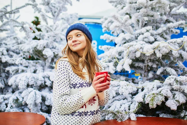 Feliz Joven Mercado Navidad París Francia Chica Bebiendo Vino Caliente —  Fotos de Stock