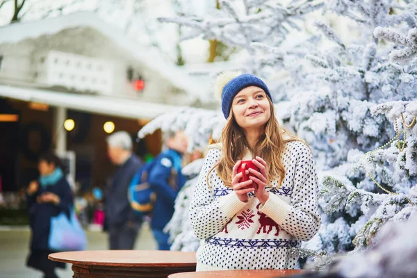 Feliz Joven Mercado Navidad París Francia Chica Bebiendo Vino Caliente — Foto de Stock