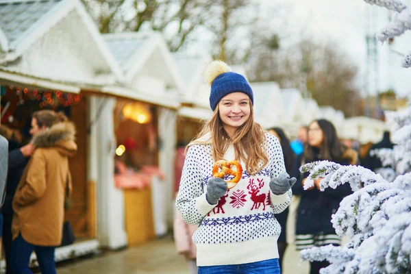 Счастливая Молодая Женщина Рождественском Рынке Париже Франция Девочка Ест Крендельки — стоковое фото