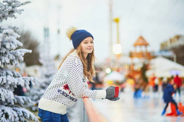 Feliz Joven Mercado Navidad París Francia Chica Bebiendo Vino Caliente —  Fotos de Stock