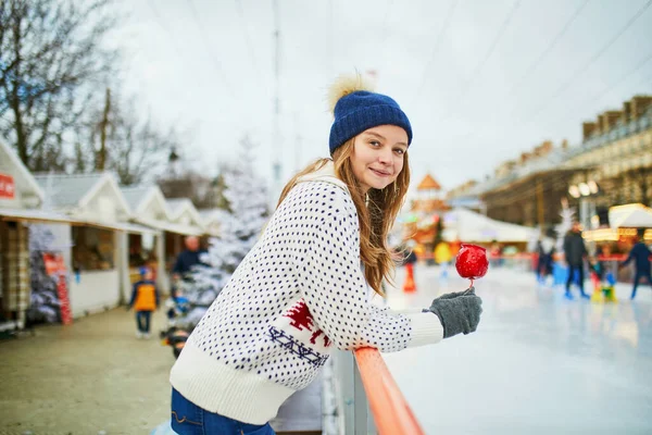 Feliz Joven Mercado Navidad París Francia Chica Con Manzana Roja —  Fotos de Stock