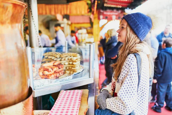 Όμορφη Νεαρή Γυναίκα Αγοράζει Λουκάνικα Στην Παραδοσιακή Χριστουγεννιάτικη Αγορά Στο — Φωτογραφία Αρχείου