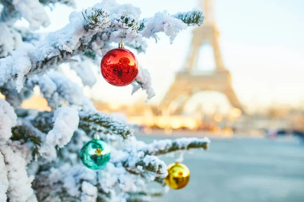 Árbol Navidad Cubierto Nieve Decorado Con Bolas Rojas Verdes Amarillas —  Fotos de Stock