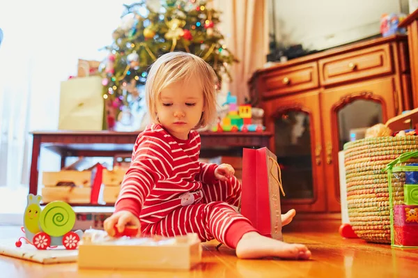 Menina Adorável Criança Pijama Desembalando Presentes Manhã Natal Celebrando Feriados — Fotografia de Stock