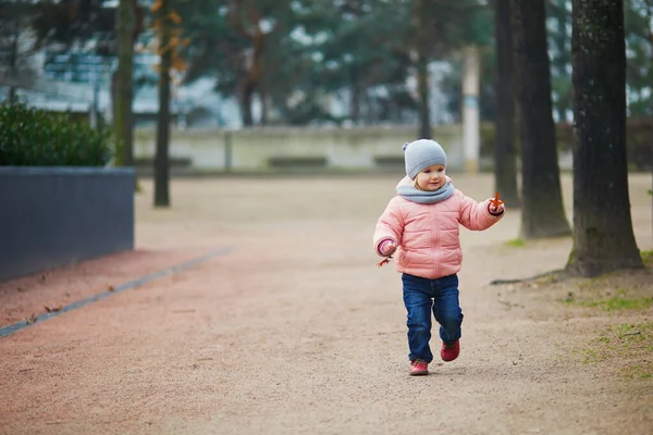 Menina Adorável Criança Andando Parque Inverno Dia Primavera Paris França — Fotografia de Stock