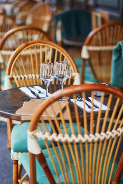 Ποτήρια Κρασιού Ένα Τραπέζι Από Ζεστό Παριζιάνικο Υπαίθριο Καφέ — Φωτογραφία Αρχείου