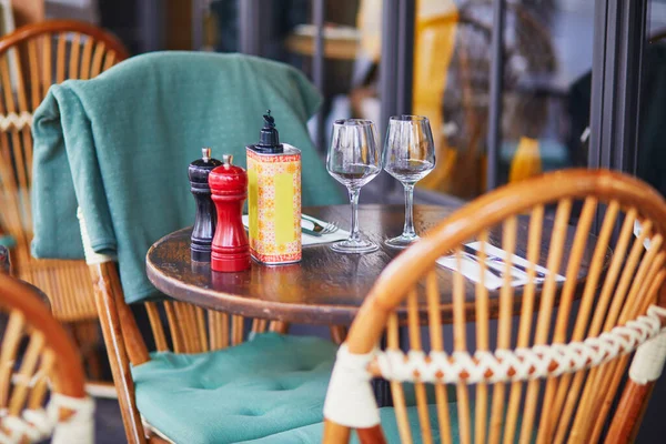 Ποτήρια Κρασιού Ένα Τραπέζι Από Ζεστό Παριζιάνικο Υπαίθριο Καφέ — Φωτογραφία Αρχείου