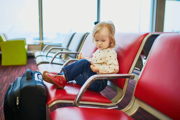 Urocza Dziewczynka Podróżująca Samolotem Dziecko Siedzi Bramie Czeka Lot Podróżuje — Zdjęcie stockowe