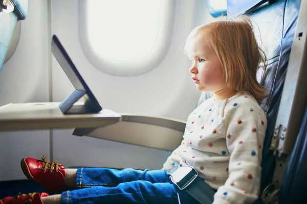Αξιολάτρευτο Κοριτσάκι Που Ταξιδεύει Αεροπλάνο Μικρό Παιδί Που Κάθεται Δίπλα — Φωτογραφία Αρχείου