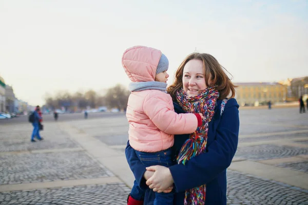 Mujer Sosteniendo Una Niña Centro San Petersburgo Rusia Madre Hija —  Fotos de Stock