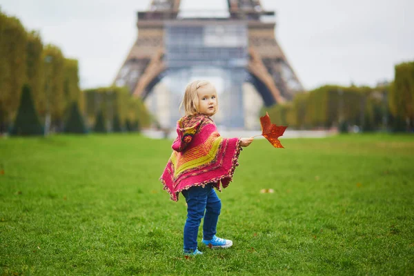 Paris Fransa Bir Sonbahar Gününde Eyfel Kulesi Nin Yanında Küçük — Stok fotoğraf