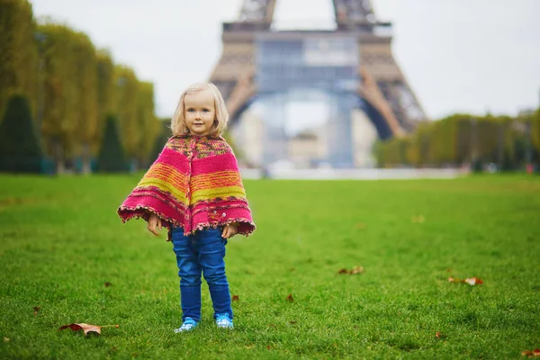 Menina Adorável Criança Perto Torre Eiffel Dia Outono Paris França — Fotografia de Stock