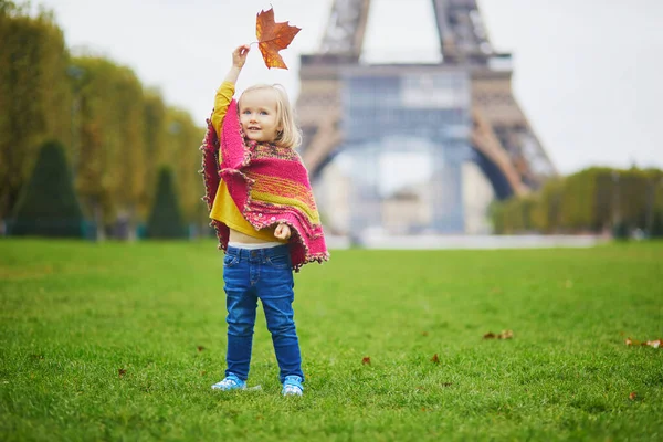 Urocza Dziewczynka Niedaleko Wieży Eiffla Jesienią Paryżu Dziecko Cieszące Się — Zdjęcie stockowe