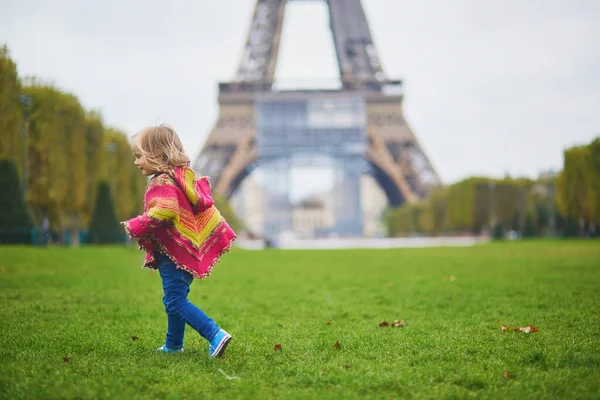 Очаровательная Девочка Возле Эйфелевой Башни Осенью Париже Франция Дети Наслаждаются — стоковое фото