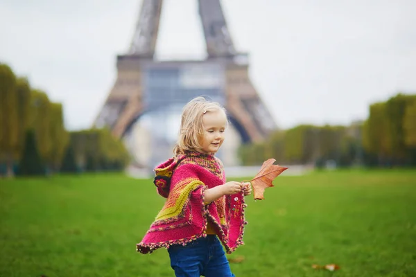 Paris Fransa Bir Sonbahar Gününde Eyfel Kulesi Nin Yanında Küçük — Stok fotoğraf