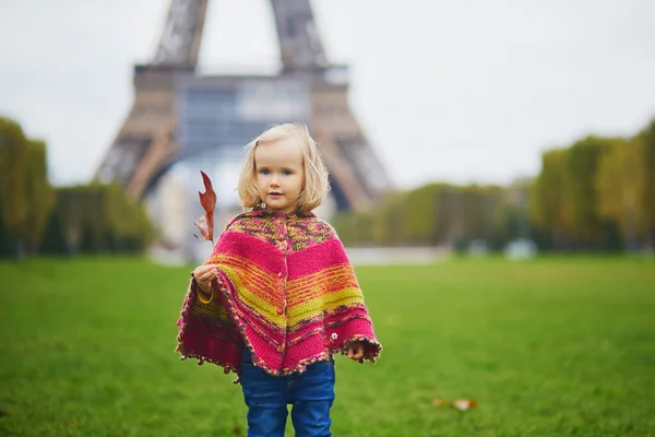 Paris Fransa Bir Sonbahar Gününde Eyfel Kulesi Nin Yanında Küçük — Stok fotoğraf