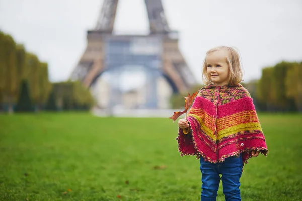 Niña Adorable Cerca Torre Eiffel Día Otoño París Francia Niño —  Fotos de Stock