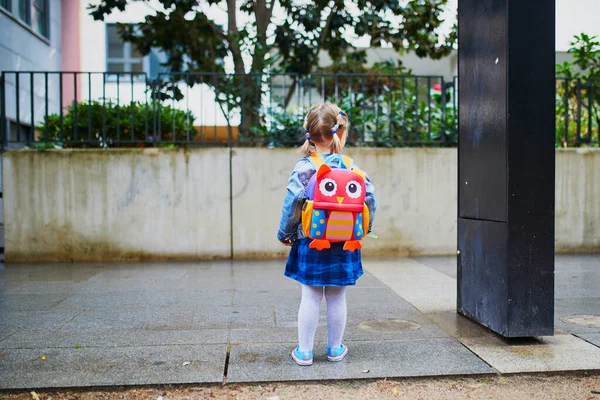 可爱的蹒跚学步的小女孩 背着有趣的背包 准备去日托 幼儿园或学校 开学第一天的概念 — 图库照片