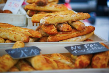 Fransa, Paris 'teki çiftçi pazarında taze pişmiş lezzetli beyaz ekmek.