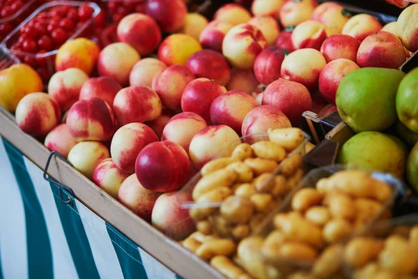 Large Heap Fresh Ripe Organic Peaches Farmer Market Paris France — Stock Photo, Image