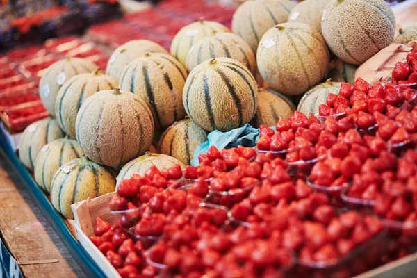 Grande Mucchio Meloni Biologici Freschi Maturi Sul Mercato Agricolo Parigi — Foto Stock