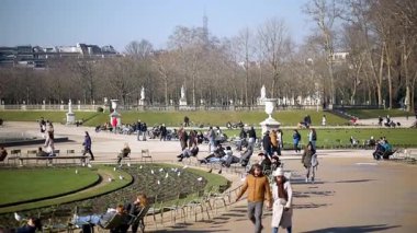 PARIS, FRANCE - 25 Şubat 2024: Fransa 'nın başkenti Paris' teki Jardin du Lüksemburg 'da yürüyen, rahatlatan ve güneşli Şubat havasının keyfini çıkaran insanlar
