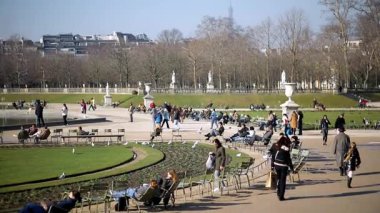 PARIS, FRANCE - 25 Şubat 2024: Fransa 'nın başkenti Paris' teki Jardin du Lüksemburg 'da yürüyen, rahatlatan ve güneşli Şubat havasının keyfini çıkaran insanlar