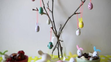 Renkli yumurtalar, tavuklar, lezzetli tatlılar ve çikolatalarla süslenmiş güzel Paskalya masası Paskalya kahvaltısı için servis edilir..