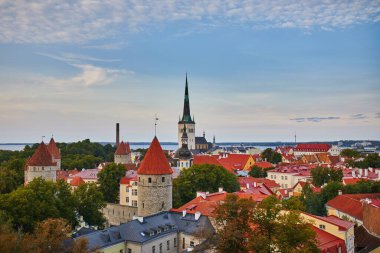 Estonya 'nın Tallinn kentinin manzarası. Eski Tallinn kasabası ortaçağ kökenini korudu, binaların çoğu 13-16 yüzyıl boyunca inşa edildi.