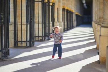 Fransa, Paris 'te bir parkta yürüyen sevimli küçük kız..