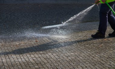 Basınçlı suyla sokağın ıslak temizliği.