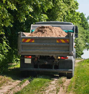 Toprak yol Konduit kullanılarak ağır makine.